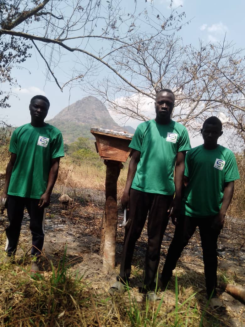 SetlinkFinance's tweet image. Today our staff&apos;s on ground installed more beehives in our demonstration farm in MUGWO Payam of YEI River County. 

We are expecting to produce 50,000 liter&apos;s of Honey per a year by the year 2025.

MUGWO Honey for the poor or the poorest.

Serving people who serve the Nation.