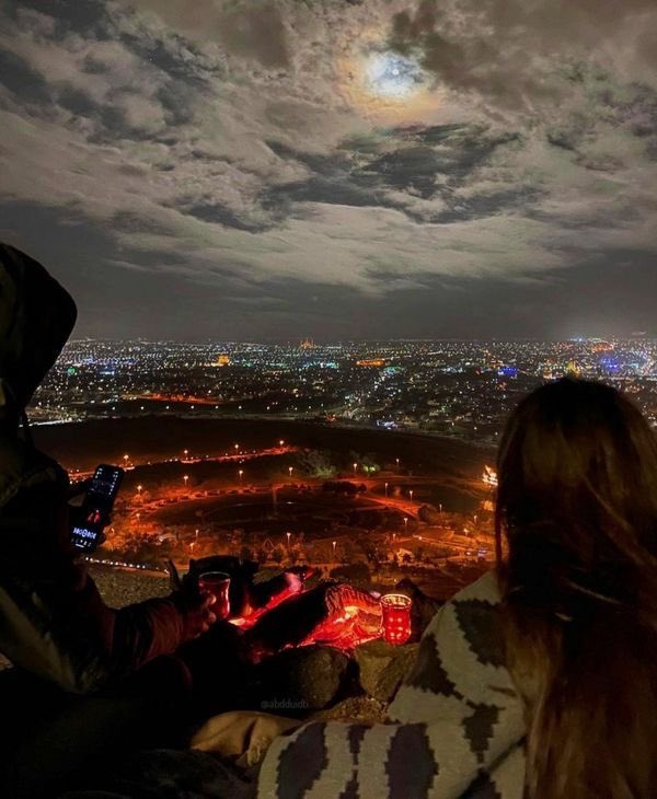 قمراي وانا الليل ولا لي سما الا سماك
 صدقني اني لو سهرت الليل وعيوني حمر..
اسهر على شانك على شان اسهرك واسهر معاك
 واواعدك واقول انا مواعد مع القمرا قمر..
قبل اللقاء تبرد يدي وانا احترق على لقاك
 وانا انتظر هذا اللقاء على احر من الجمر.