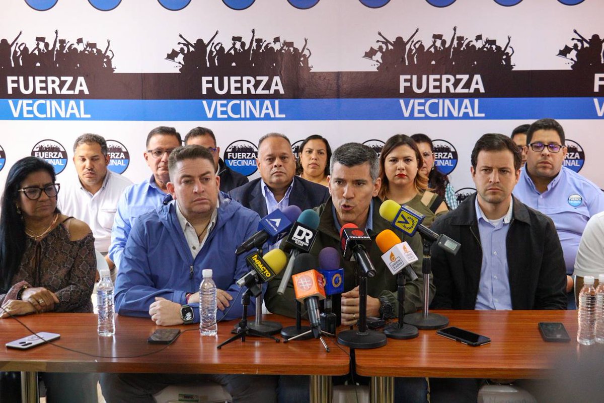 lafuerzavecinal's tweet photo. ¡Los maestros están en las calles exigiendo reivindicaciones salariales! Que se respeten sus contrataciones colectivas y el rescate de su poder adquisitivo para evitar un colapso en el sistema educativo venezolano.

⚪️⚫️🔵 https://t.co/uc89sZ4vJb