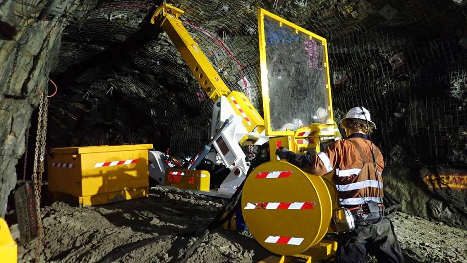im_mining's tweet image. .@hard_lineglobal, #MurrayEngineering &amp;amp; #BeltorEngineering have combined expertise for quicker, safer &amp;amp; more productive underground recovery. Beltor&apos;s Mine Extraction Device remotely operates via HARD-LINE Radio Remote Control by Murray&apos;s extraction team bit.ly/3w8IQ8Y