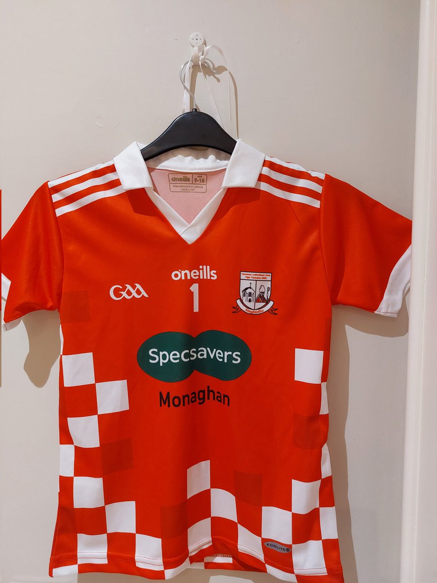 TyhollandGFC's tweet photo. We would like to thank @SpecsaversIE for their kind sponsorship of a new playing kit for our U9 Boys&Girls. We look forward to all our games this year in our beautiful new strip. #SeeingIsBelieving #Specsavers👓Monaghan #SupportingLocalClubs #FutureStars🔴⚪️ https://t.co/dCUuUXVyMC