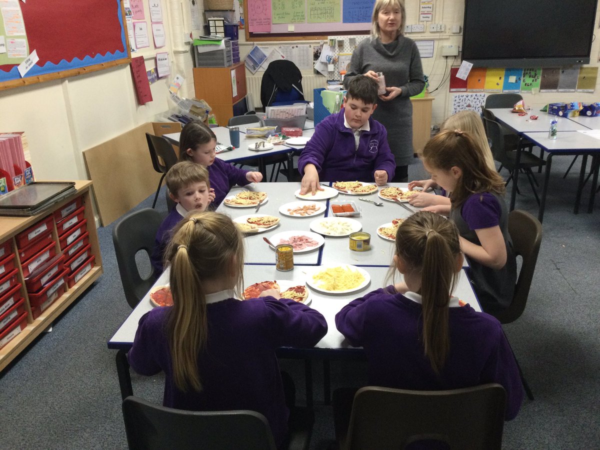 This week our Young Carers had a lovely time making their own pizza treats. 
@ElliotFndtn 
<a href="/Centre33Camb/">Centre33</a>