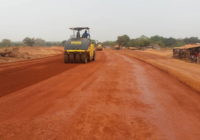 BabenSoro's tweet photo. Projet de bitumage Kankan-Mandiana par #GuiterSA.... cette route est 100 fois plus garantie que la route que font les chinois.
J'ai vu le travail de Guiter et des Chinois.
#Guinee @Presidence_gn 🇬🇳 https://t.co/o6UWbQPvyg