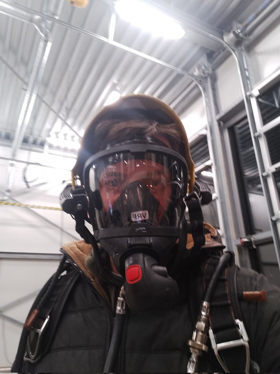 HooghiemstraJ's tweet photo. @GBAchtkarspelen Ook zelf maar even ervaren hoe het is om te blussen met schuim, water of knippen. Daarnaast even gasmasker op. #machtig #brandweer @BrandweerFrl https://t.co/wothtL29B1