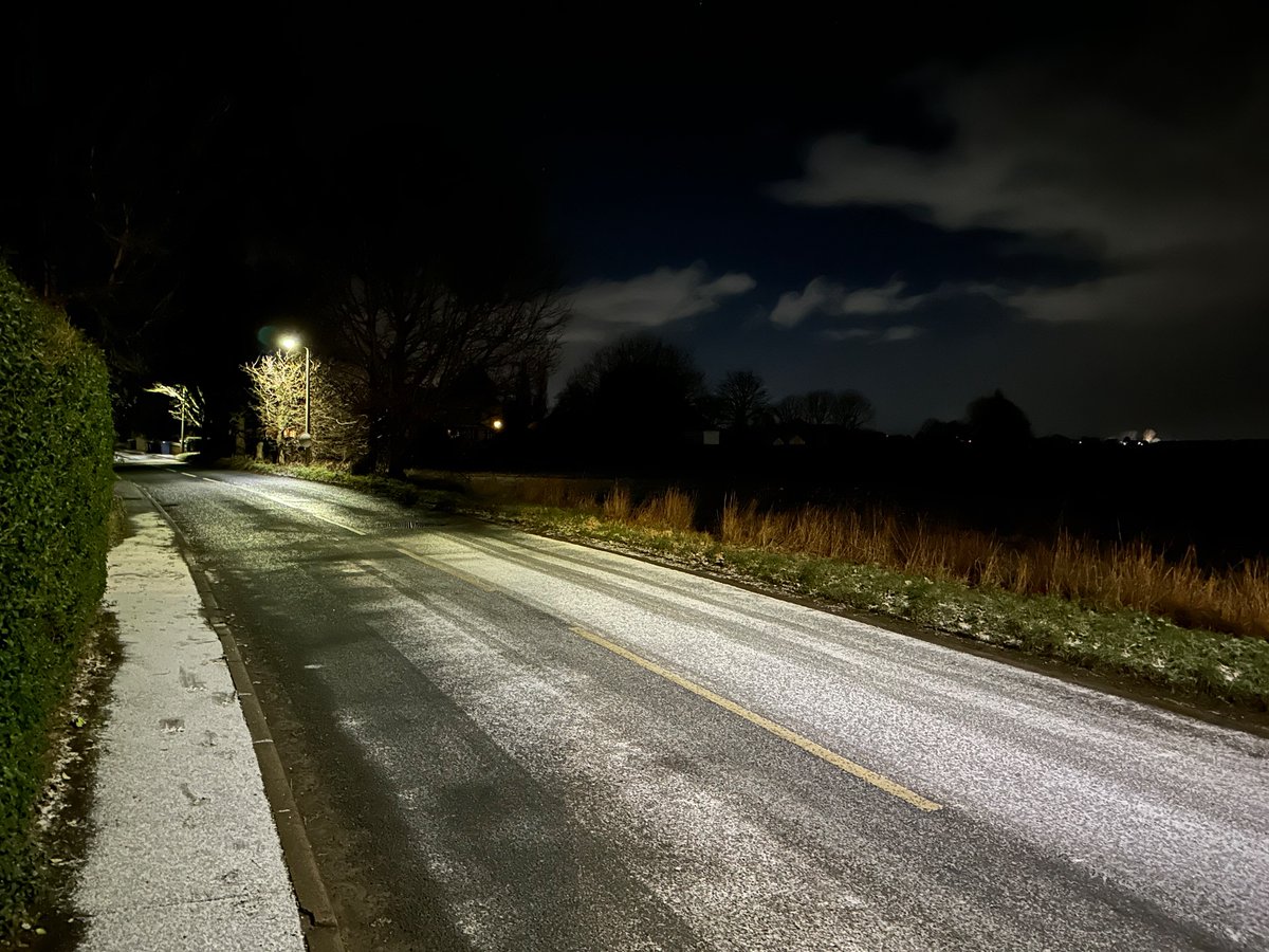 mikepriceme's tweet photo. Light dusting of snow around West Lancs, this is Burscough tonight. It’s cold , trains not doing first service on @merseyrail And roads will be icy. Be careful out there
@LancsRoadPolice #snowday #snow #burscough #westlancs #WeatherUpdate https://t.co/97Pi2zktiM