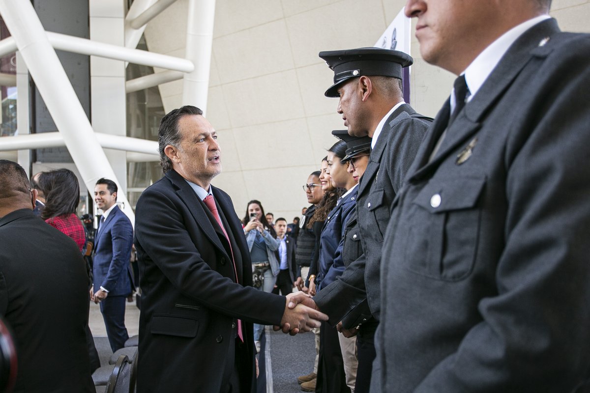 makugo's tweet photo. Las y los integrantes de nuestra #PolicíaQueretana son servidores públicos especiales. Arriesgan su vida para proteger la nuestra, sin horario ni días festivos por la #SeguridadQro.

#CONTIGO, hoy los reconocemos con un incremento salarial de 2 mil pesos. https://t.co/sY4BCBJbaN