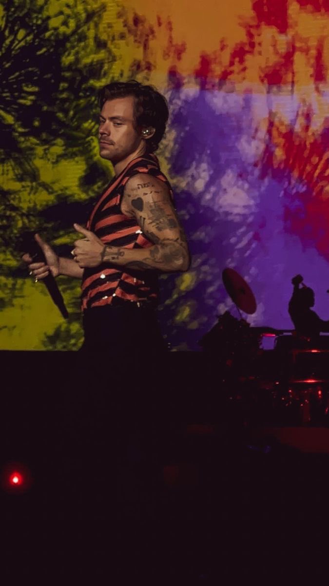 TheHarryNews's tweet photo. I’m voting for #HarryStyles for #FaveTourStyle at the #iHeartAwards ✨

REPLY to vote and feel free to add your fave look(s) https://t.co/DYniu4K93x
