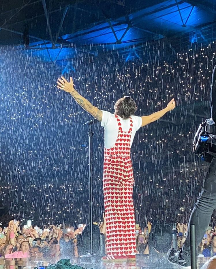 TheHarryNews's tweet photo. I’m voting for #HarryStyles for #FaveTourStyle at the #iHeartAwards ✨

REPLY to vote and feel free to add your fave look(s) https://t.co/DYniu4K93x