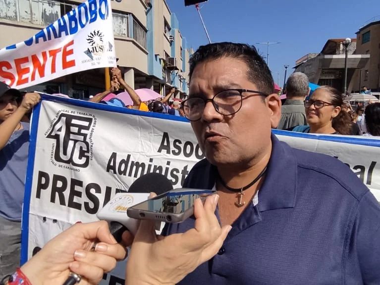 TiempoUC's tweet photo. #Noticias Universitarios exigieron incremento de salarios y cumplimiento de la Contratación Colectiva || Masiva asistencia de gremios, trabajadores y autoridades
https://t.co/v75P2dOTFp https://t.co/MiFdWtShFV