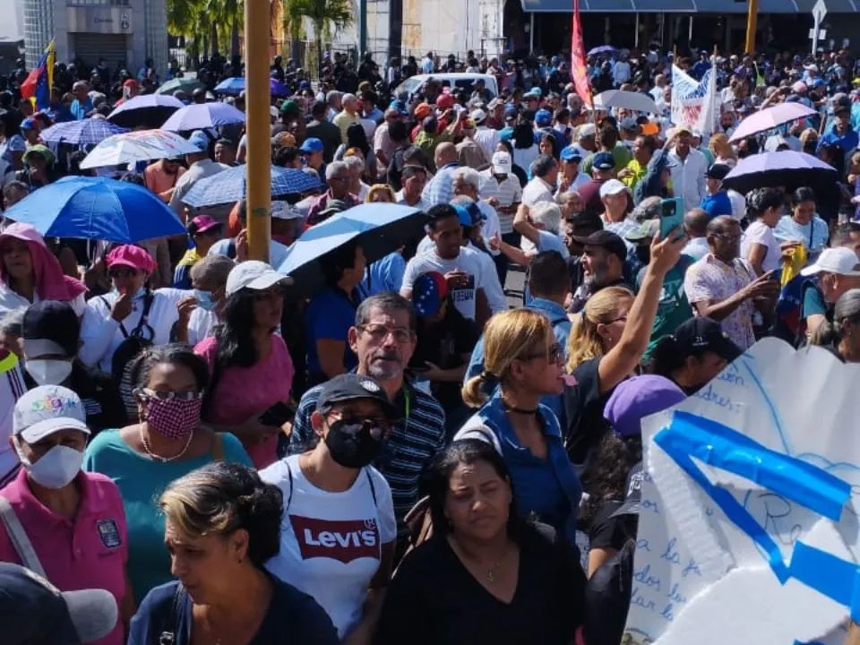 TiempoUC's tweet photo. #Noticias Universitarios exigieron incremento de salarios y cumplimiento de la Contratación Colectiva || Masiva asistencia de gremios, trabajadores y autoridades
https://t.co/v75P2dOTFp https://t.co/MiFdWtShFV