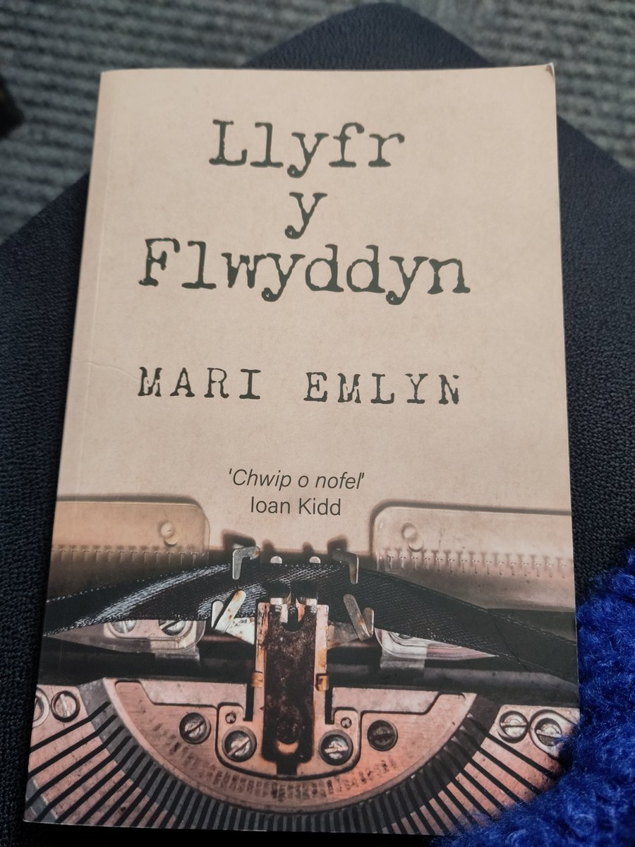 @Elenwynj Cael blas ar Llyfr y Flwyddyn gan Mari Emlyn rhwng gwersi nofio. 

#LlyfrYnLle #CaruDarllen #LlyfrYMis