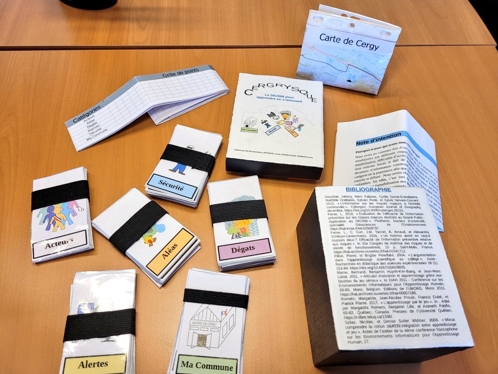MGeomatique's tweet photo. Un jeu de cartes pour familiariser les habitant-es au document d'information communal sur les risques majeurs : une chouette réalisation des étudiants de M1 du @MGeomatique @UniversiteCergy ! https://t.co/kz335UUlHT