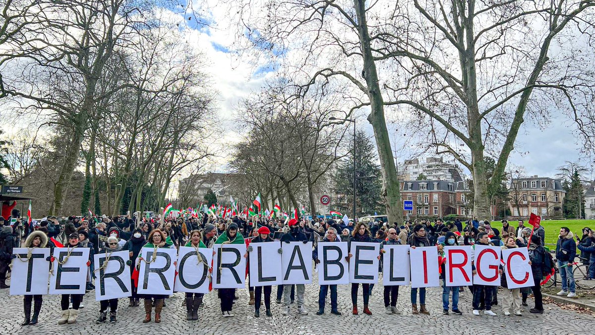 MaryBanihashemi's tweet photo. برای من افتخار بود، امروز در کنار اینهمه ایرانی با غیرت در #STRASBOURG16JAN یک روز تاریخی را رقم زدیم.
از شور و حال انقلابی این روز هرچه بنویسیم کمه.
#IRGCterroristss
#OnesolutionResolution
#IranRevoIution https://t.co/HFMR5J3KGg