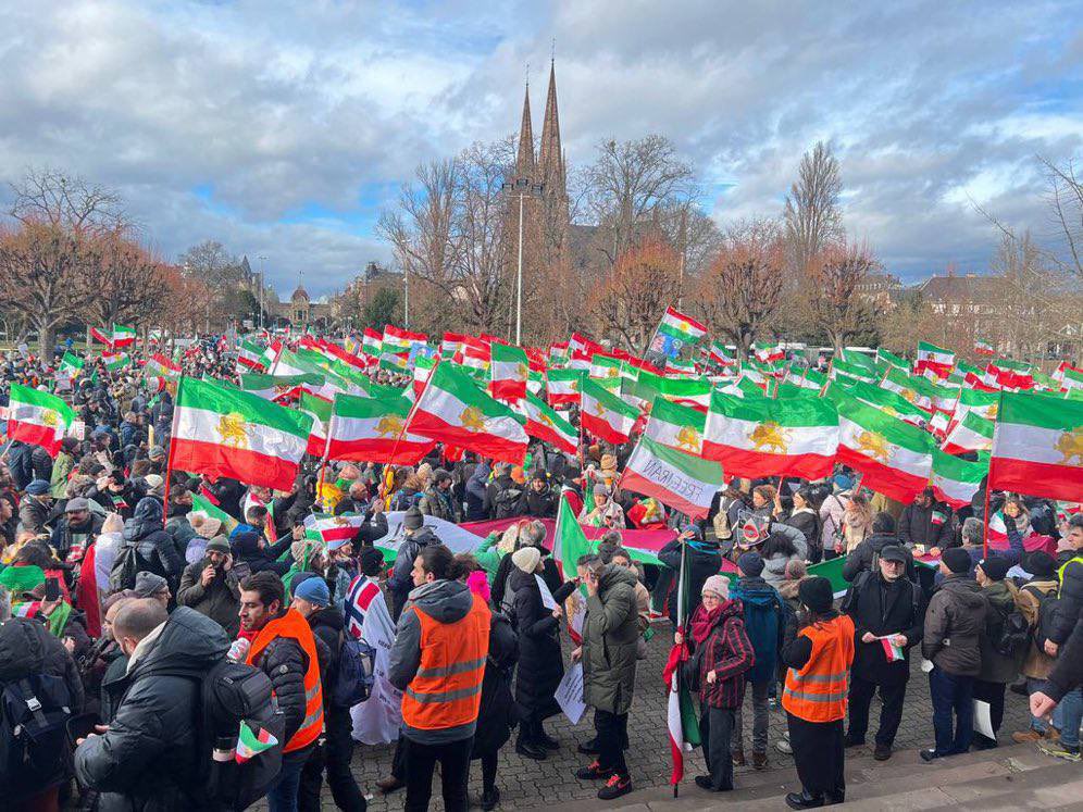 MaryBanihashemi's tweet photo. برای من افتخار بود، امروز در کنار اینهمه ایرانی با غیرت در #STRASBOURG16JAN یک روز تاریخی را رقم زدیم.
از شور و حال انقلابی این روز هرچه بنویسیم کمه.
#IRGCterroristss
#OnesolutionResolution
#IranRevoIution https://t.co/HFMR5J3KGg