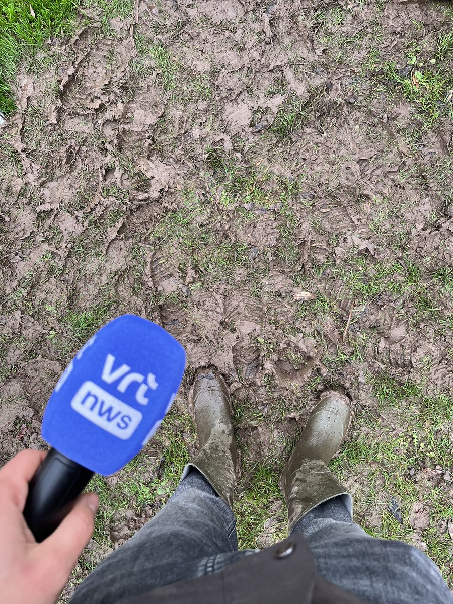 _bartaerts's tweet photo. De glamour van @vrt-reporter zijn 😁. #Otegem @sporza https://t.co/EzmX0rcJSg