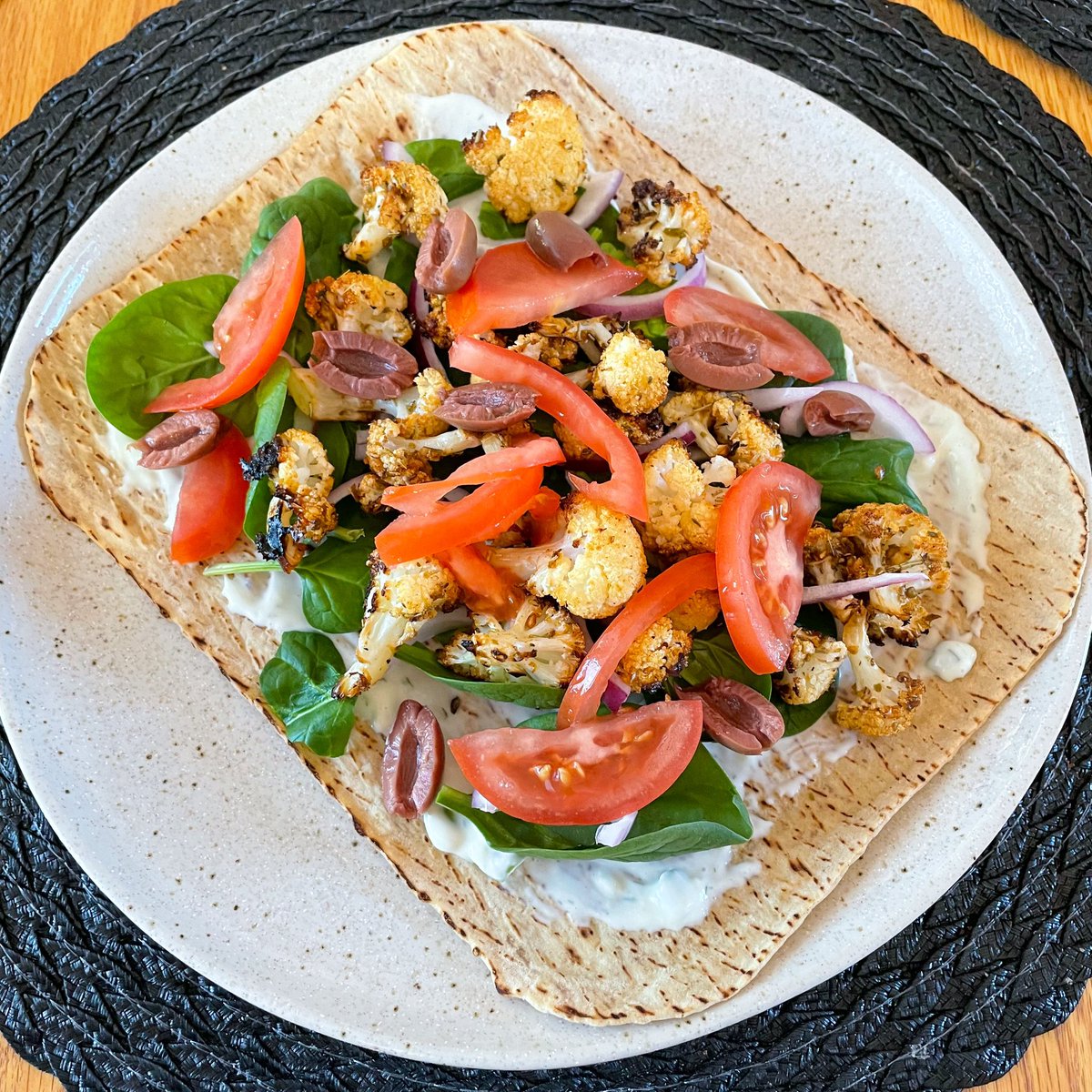 PlayfulPlantKIT's tweet photo. #Veganuary2023 day 16: gyro wrap inspired by @crumbsncaramel vegan cauliflower gyros! The roasted cauliflower mixed with trader joe’s vegan tzatziki is 🤌🏼
#lunch #healthymeals #easyrecipes #eatcolorful #plantbasedmeals #plantbased #goVegan #food https://t.co/AJLunrHQbx