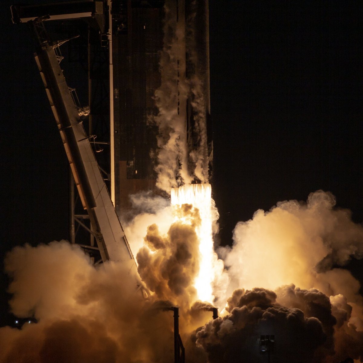 theresacross_'s tweet photo. Remotes are in from #USSF67!!#FalconHeavy at work!! 

📸: @theresacross_ 
@SpaceflightIns https://t.co/p6Eg20Uv69