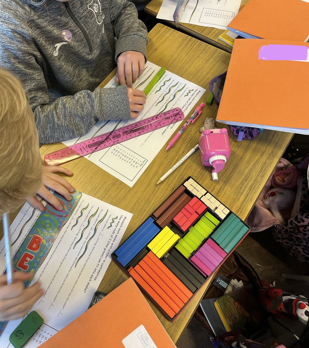 megan_barnes5's tweet photo. Primary 4 had great fun today using measurement skills and cuisenaire to divide by 3 😄👏🏼🐍 #uucprimarypgce @SEMCGILLUUCPGCE @UlsterEducation https://t.co/HkPmBTuAKj