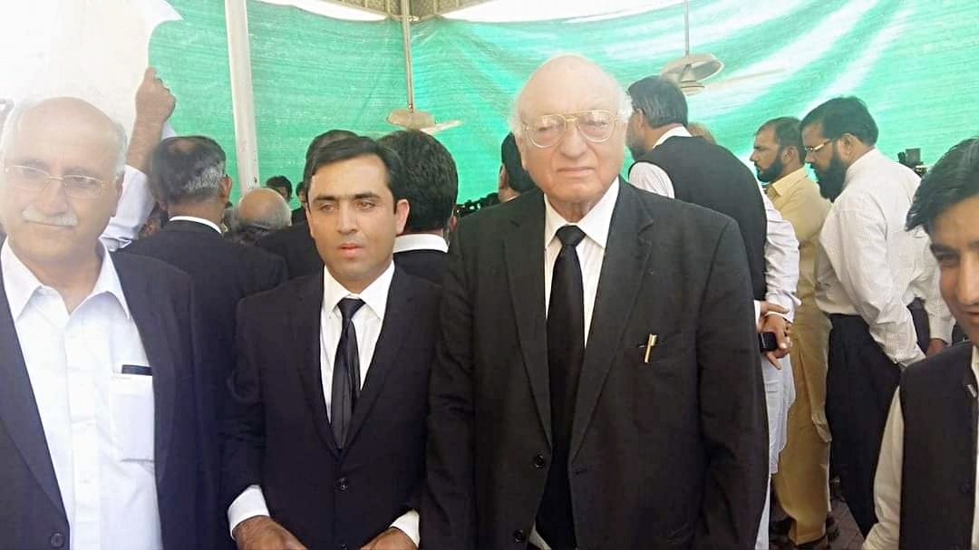 SultanShangla's tweet photo. ماتہ خپل انجام معلوم دی  خو غم ستا دی.. 
زہ منصور یم  خامخا بہ  سری عام مرم..
Black day for black coat. 
نوموړي ملت پاله وکیل او خوږ مشر لطیف لالا دی الله اوبخې۔۔
جنتونه يې نصيب شه۔
روح يې ښاد۔
يادونه يی تل پاتې۔ https://t.co/2BrbSz7b8i