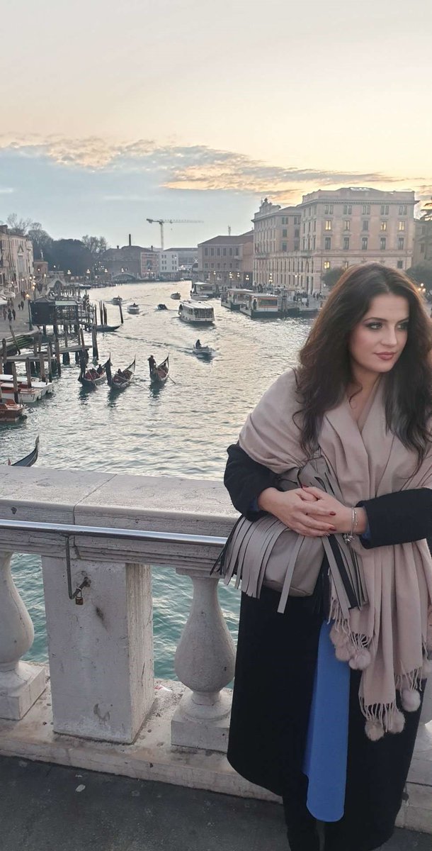 Love is in the air.🤩#writers #books #WritingCommunity   #NFTCommmunity  #readingcommunity