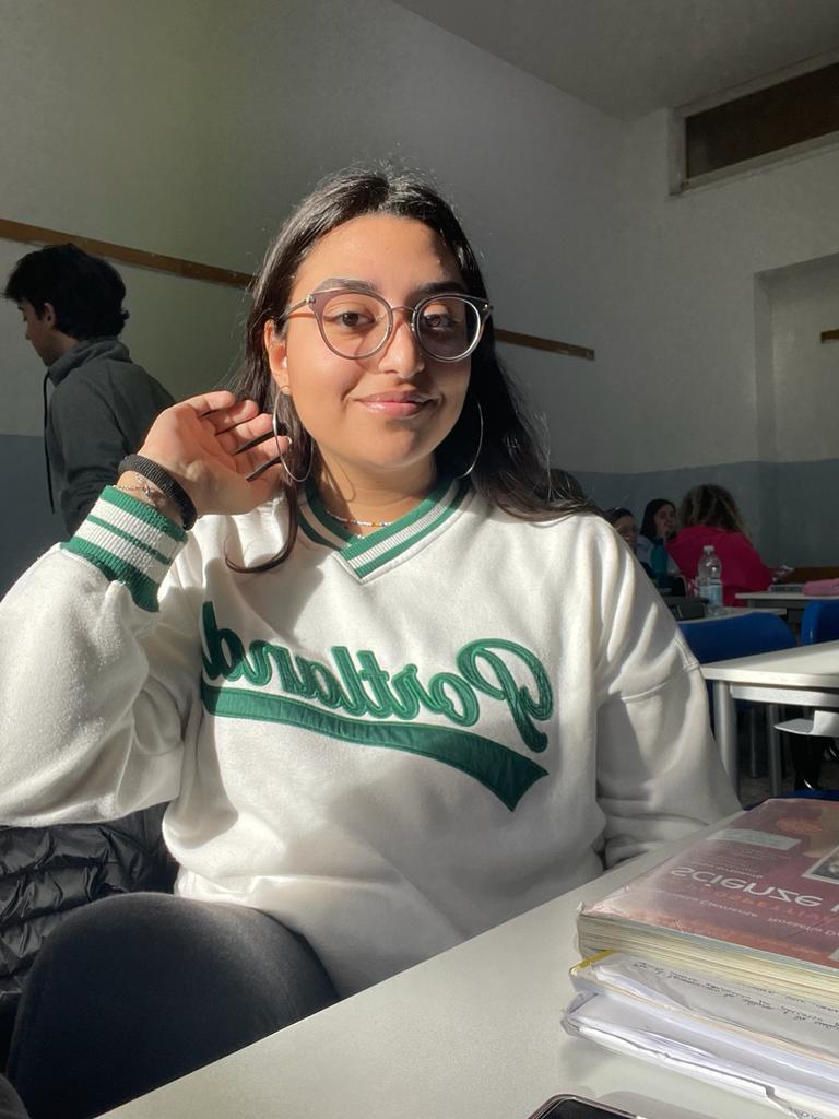 raga allora il mio bidello preferito è bravissimo a disegnare e gli ho chiesto se mi facesse un ritratto come sta facendo ad un altro ragazzo, quale foto scelgo ?