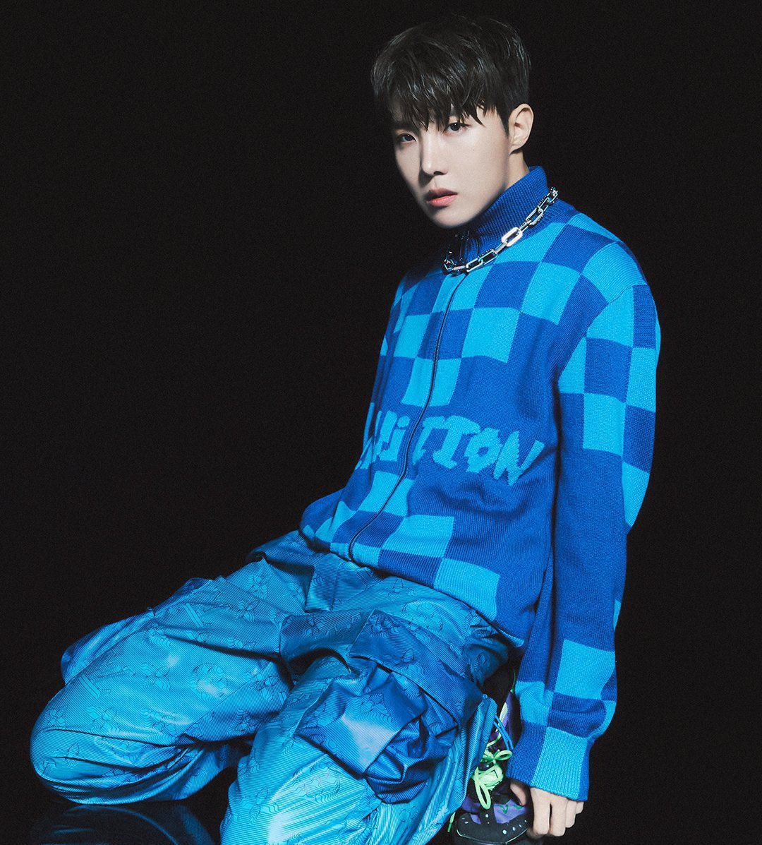 jmygmochis's tweet photo. — ARMY OFICIALMENTE se anunció que #JHOPE asistirá al desfile de moda de Louis Vuitton Otoño-Invierno 2023 en Paris este 19 de enero OMG.🔥🔥

JHOPE X LOUIS VUITTON 
#jhopeXLouisVuitton #hoseok https://t.co/R8L6FLQsZi