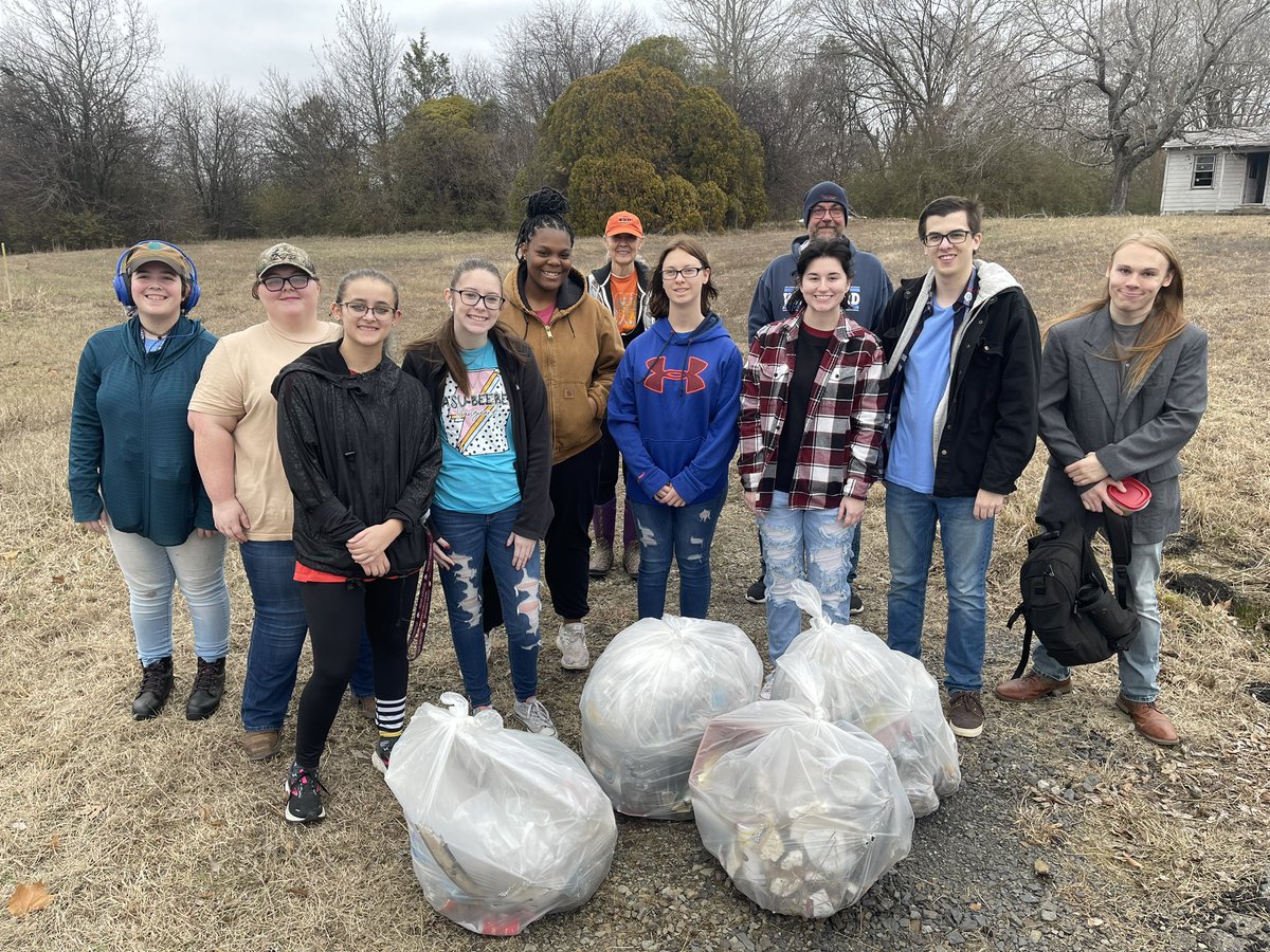 ASUBStudents's tweet image. In honor of the work and legacy of Martin Luther King, Jr., @ASUBeebe SGA partnered with the City of Beebe to coordinate a community cleanup event this morning. Collectively, volunteers picked up 26 bags of trash in the community. #studentslead #MLKDay #BeVanguard🖖 #volunteer