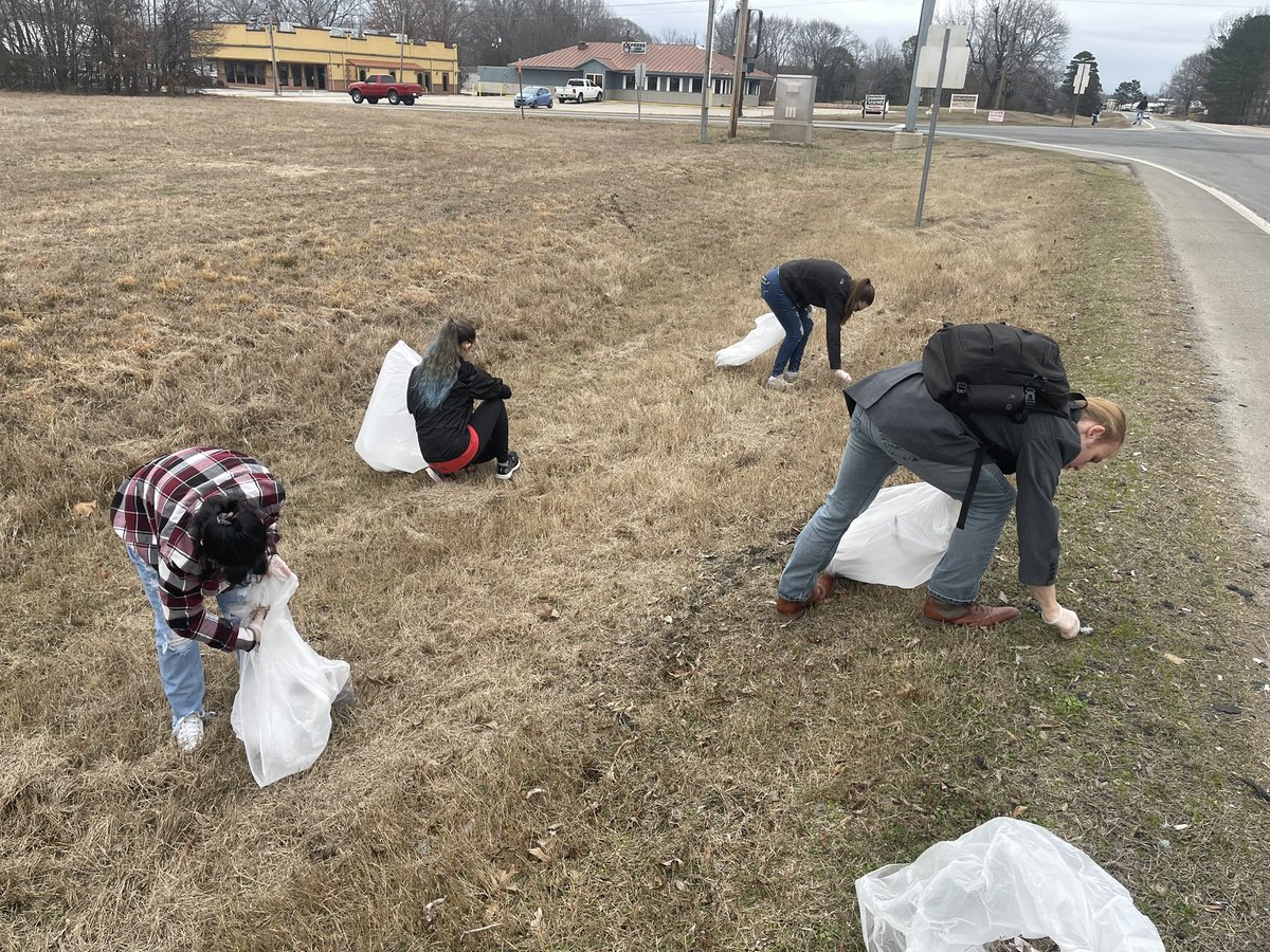 ASUBStudents's tweet image. In honor of the work and legacy of Martin Luther King, Jr., @ASUBeebe SGA partnered with the City of Beebe to coordinate a community cleanup event this morning. Collectively, volunteers picked up 26 bags of trash in the community. #studentslead #MLKDay #BeVanguard🖖 #volunteer