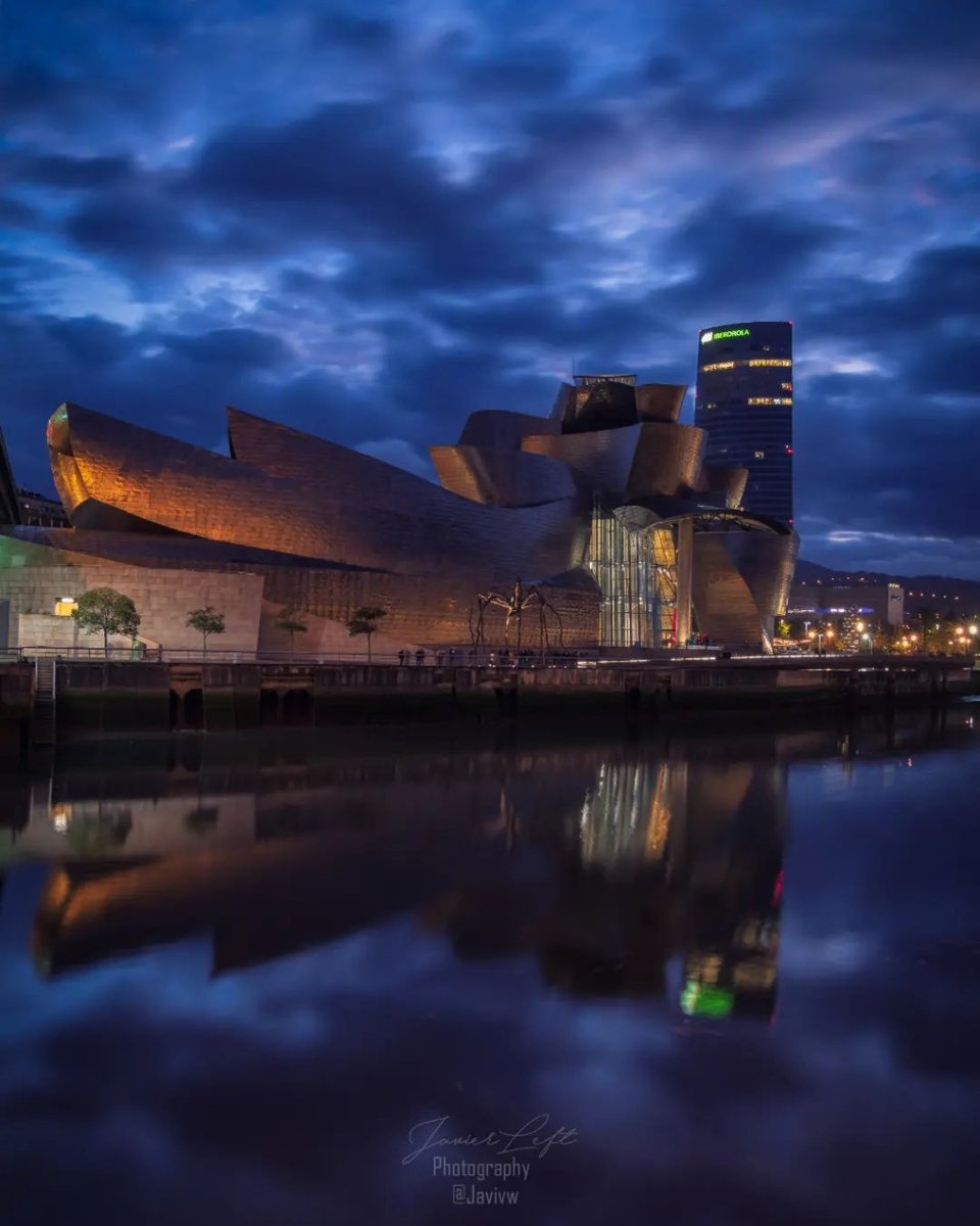 VanguardPhotoES's tweet photo. Empezamos la semana con esta foto de @javivw
#museoguggenheim #horaazulvanguard #citynightlights #longexposure https://t.co/MsXvfXHgds