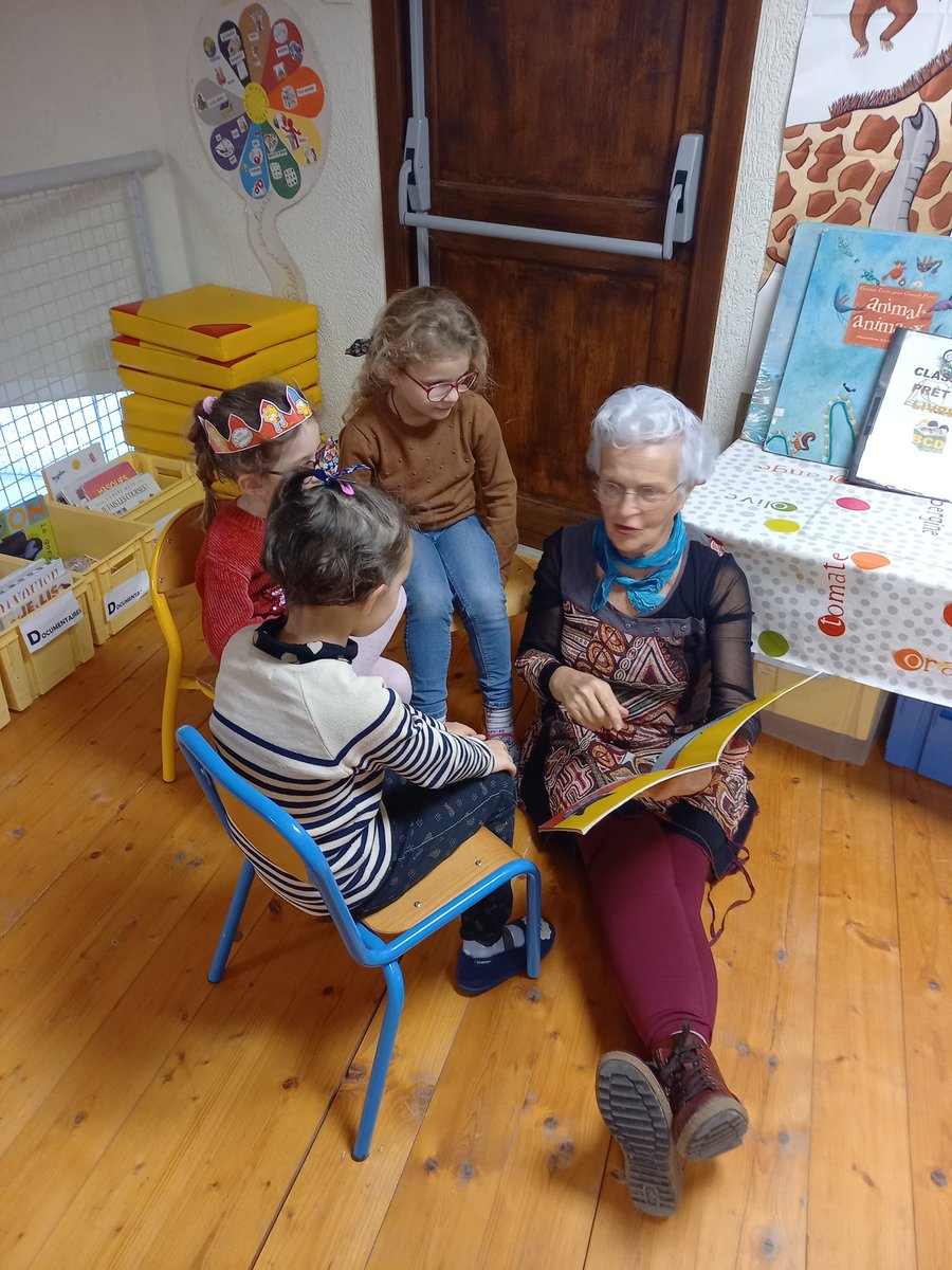 Mel_AseptFCB's tweet photo. Flash ReSoBé : Nouvelle action de lutte contre l'isolement social. À compter du 1er janvier, des seniors seront présents tous les 15jours à l'école de Petit-noir pour partager des moments de lecture avec les élèves de CP. La 1ère session fut une réussite ! @AseptFCB @gie_impa https://t.co/yQaMrL1dTS