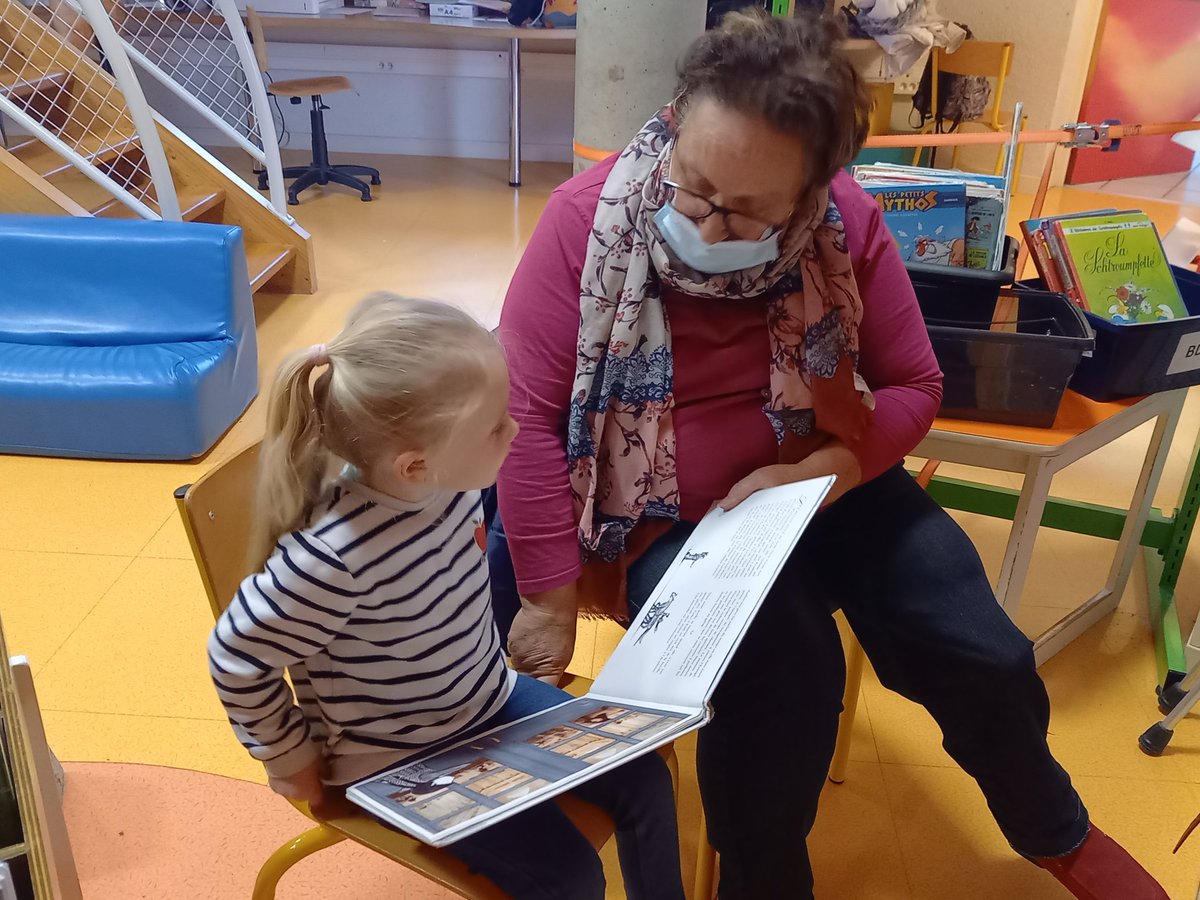 Mel_AseptFCB's tweet photo. Flash ReSoBé : Nouvelle action de lutte contre l'isolement social. À compter du 1er janvier, des seniors seront présents tous les 15jours à l'école de Petit-noir pour partager des moments de lecture avec les élèves de CP. La 1ère session fut une réussite ! @AseptFCB @gie_impa https://t.co/yQaMrL1dTS