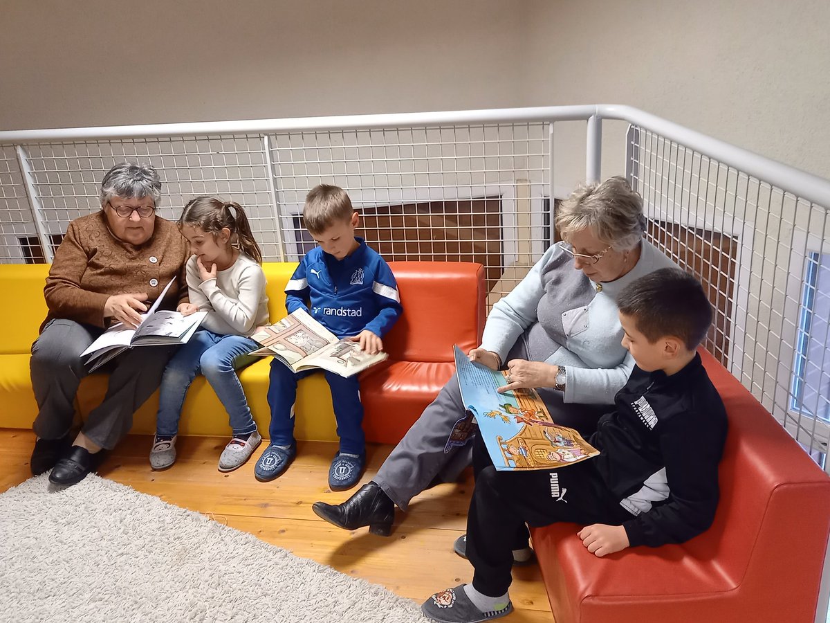 Mel_AseptFCB's tweet photo. Flash ReSoBé : Nouvelle action de lutte contre l'isolement social. À compter du 1er janvier, des seniors seront présents tous les 15jours à l'école de Petit-noir pour partager des moments de lecture avec les élèves de CP. La 1ère session fut une réussite ! @AseptFCB @gie_impa https://t.co/yQaMrL1dTS