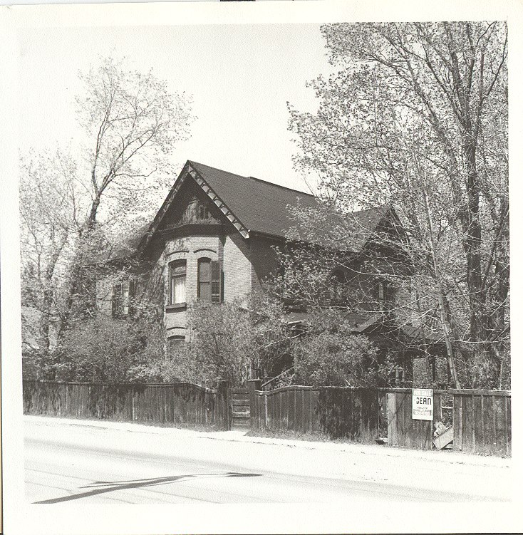 OrilliaMuseum's tweet photo. #WhereIsItWednesday This photograph from about the 1950s depicts a home in Orillia. The building was constructed in the late 1800s. Can you identify this mystery location? #omah #orilliamuseum #orillia #orillialakecountry #history #explore #inspire #museum #museumgames https://t.co/wct1KAxlwO