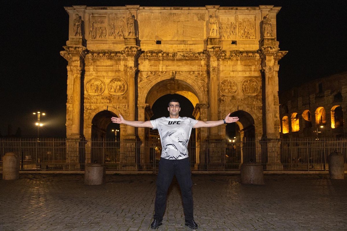 RezaGoodary's tweet photo. Italy trip (Arch of Constantine) 🇮🇹✈️
.
.
.
#travel #italy #rome #archofconstantine #newyear #christmastravel #rezagoodary https://t.co/2tPde73COH