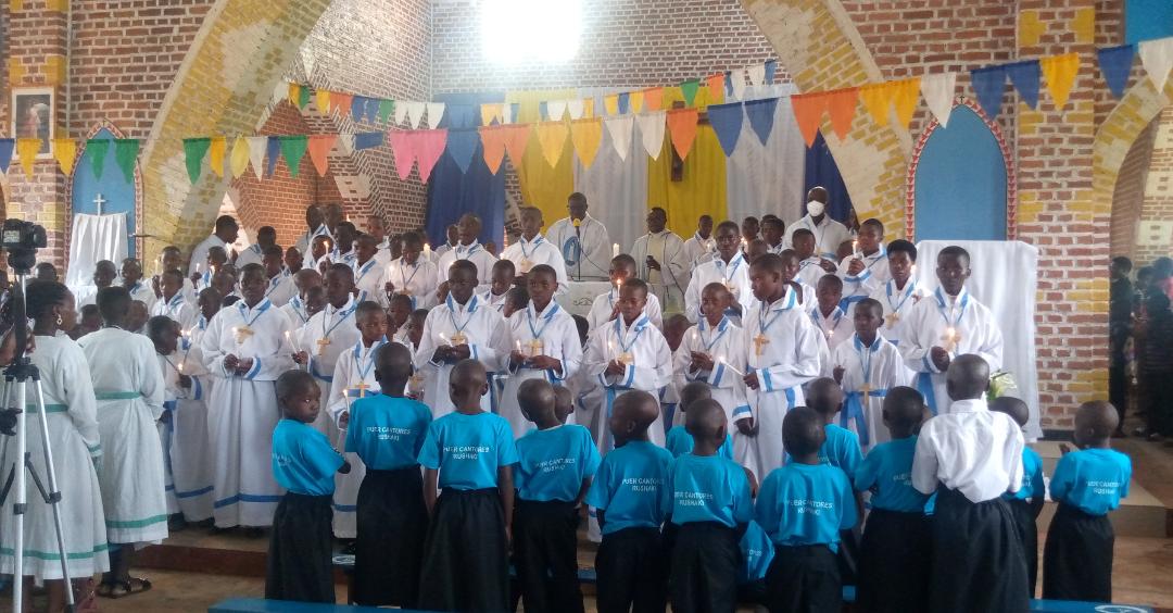 RwandaMaria's tweet photo. Ejo ku cyumweru tariki 15 Mutarama 2023, muri Paruwase ya Rushaki abana 121 #basezeranye mu muryango wa #Puer Cantores. Igitambo  cy'Ukaristiya cyayobowe na Musenyeri Patrick IRANKUNDA  igisonga cy'Umwepisikopi wa Diyosezi ya #Byumba. https://t.co/PK6U4btBA9