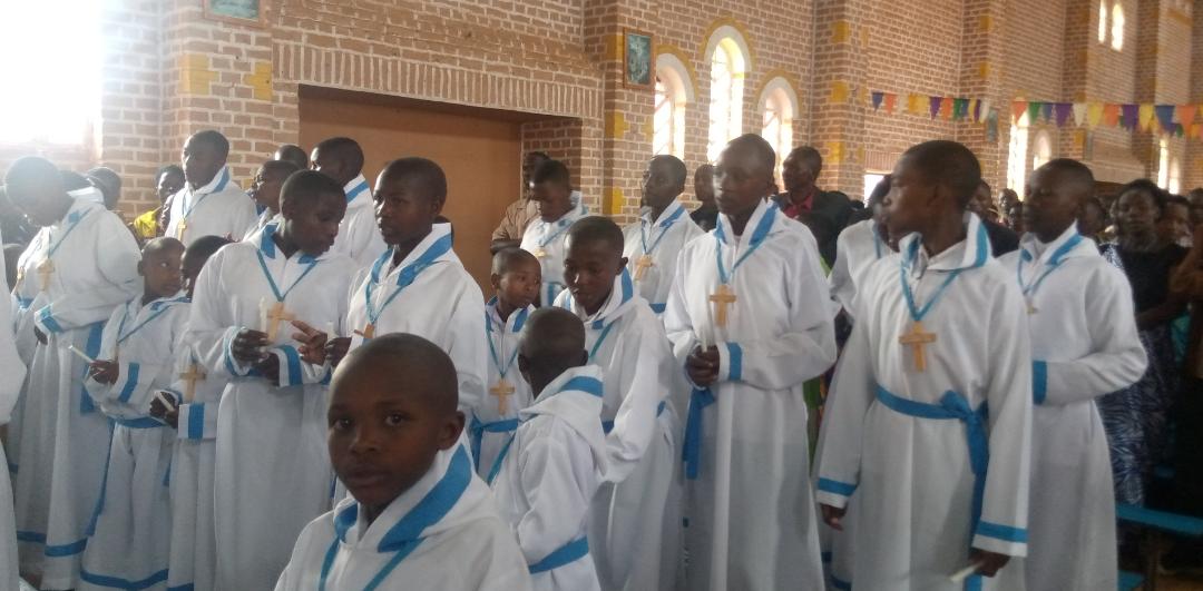 RwandaMaria's tweet photo. Ejo ku cyumweru tariki 15 Mutarama 2023, muri Paruwase ya Rushaki abana 121 #basezeranye mu muryango wa #Puer Cantores. Igitambo  cy'Ukaristiya cyayobowe na Musenyeri Patrick IRANKUNDA  igisonga cy'Umwepisikopi wa Diyosezi ya #Byumba. https://t.co/PK6U4btBA9