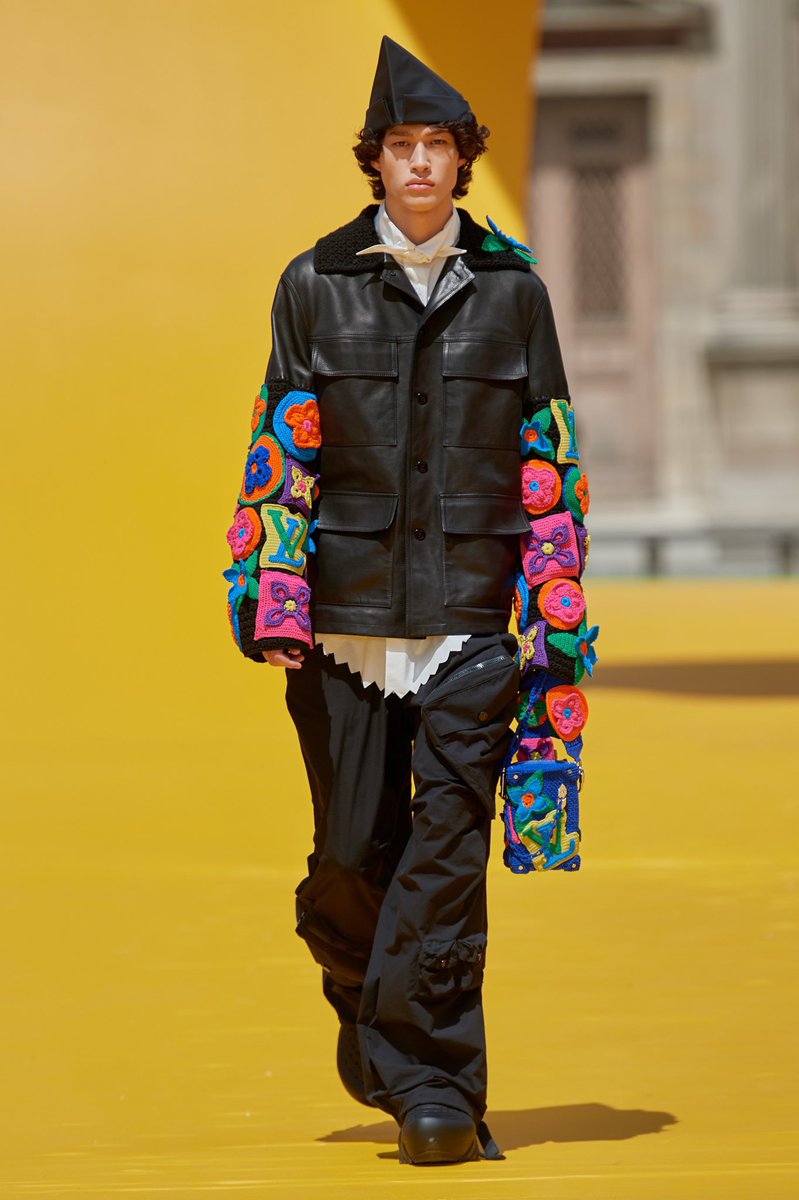 Hobitooooooo's tweet photo. POR FAVOR HOBI #LVMenFW23 https://t.co/btBvXsnazR