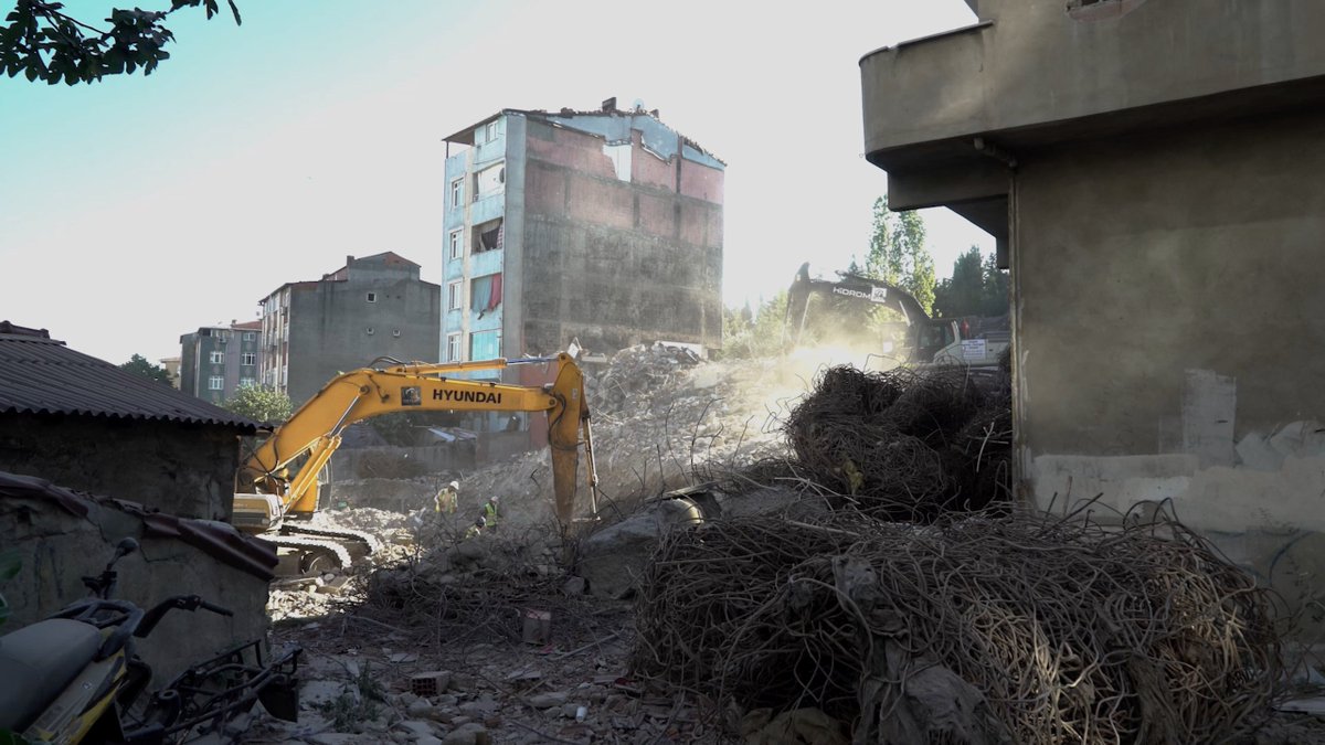 Ecumenopolis's tweet photo. Sevgili dostlar, 2022 yılı boyunca Beyoğlu'nun farklı noktalarından insan ve mekan hikayelerini yansıtan 6 kısa belgesel ürettim. Tarlabaşı'nın göçmen sakinlerinden Zürafa sokağa, Fetihtepe'deki kentsel dönüşümden Beyoğlu'nda üretmek için direnen sanatçılara uzanan 6 hikaye... https://t.co/0Yatp13Qn9
