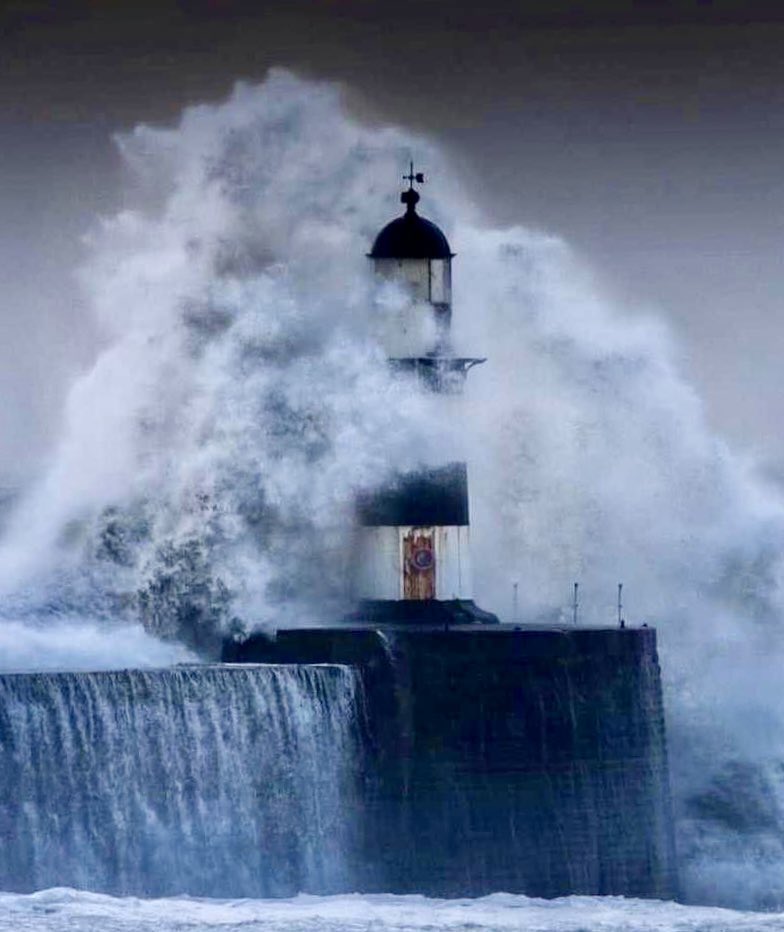 Have a nice evening 💙🇬🇧
#seahamlighthouse 
#seahamharbour 
#seahambeach 
#durham 
#greatbritain 
#sea 
#storm