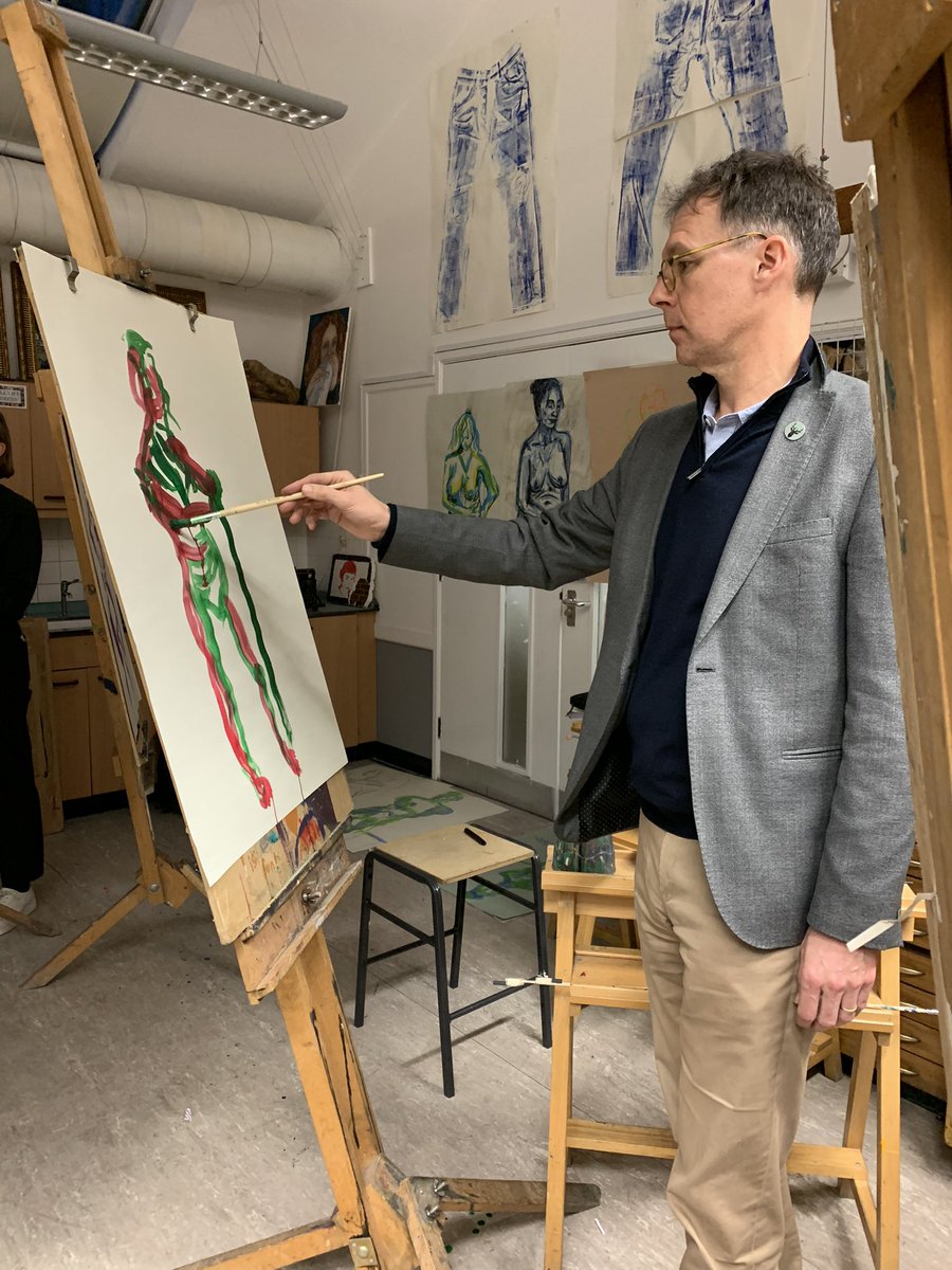 KGS1561's tweet photo. Great #LifeDrawing workshop for our staff today🎨🖌✏️#ItsNotBlueAtKGS #ThisIsKGS @KGS_Kindness @KGS_Outreach @KGSheadmaster @KGS_Art https://t.co/ah5XrnEITY