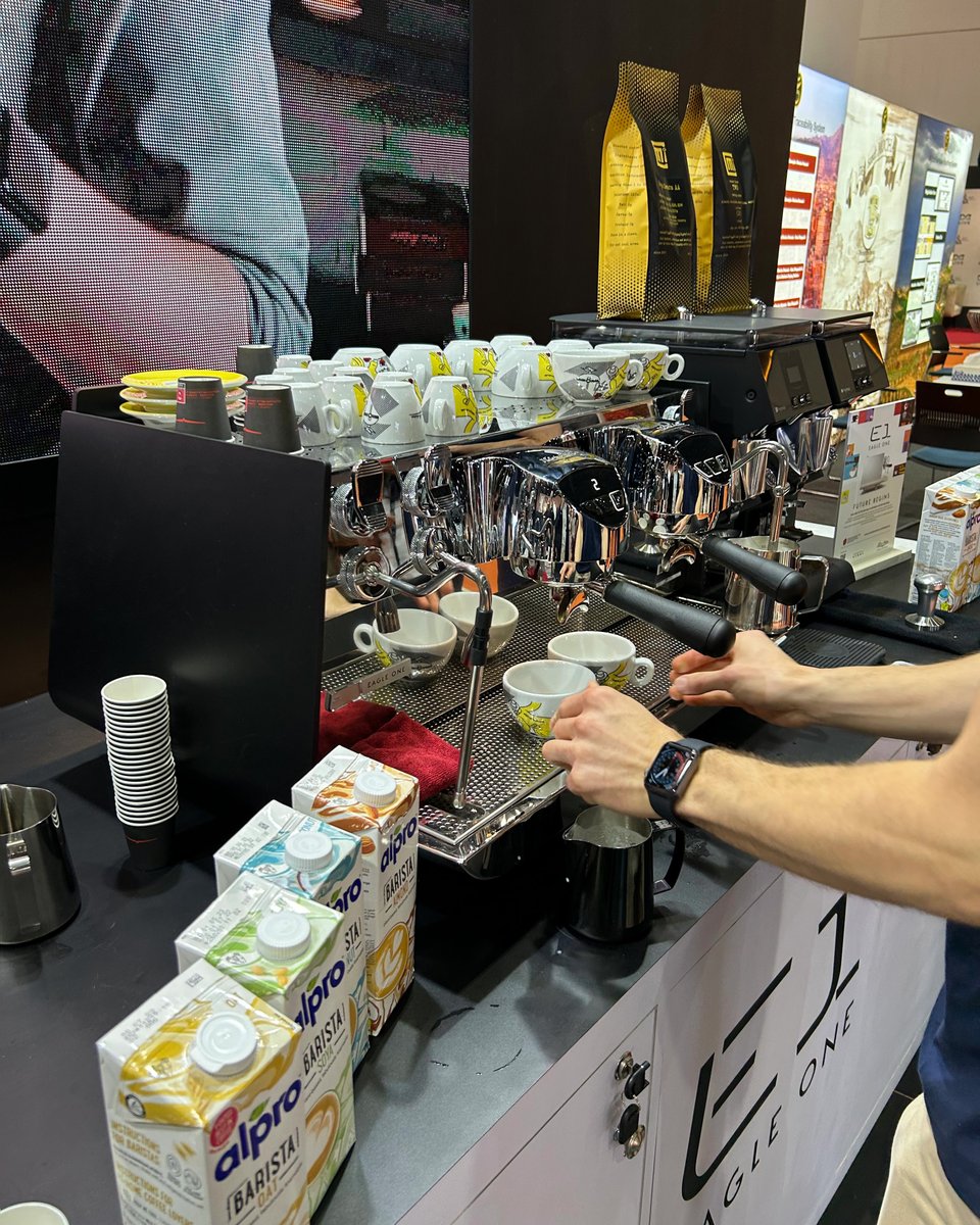 victoriaarduino's tweet image. #WOCDubai was 🔥
It's been amazing to see baristas champions compete with Eagle One and Mythos.
Thank all visitors, thanks Matteo D’Ottavio for PureBrew Coffee and Tea, and thanks Vittorio Agosti, #fabbri1905 #alprobarista with #damiancoffeeguy and #pippigrillo!
#VictoriaArduino