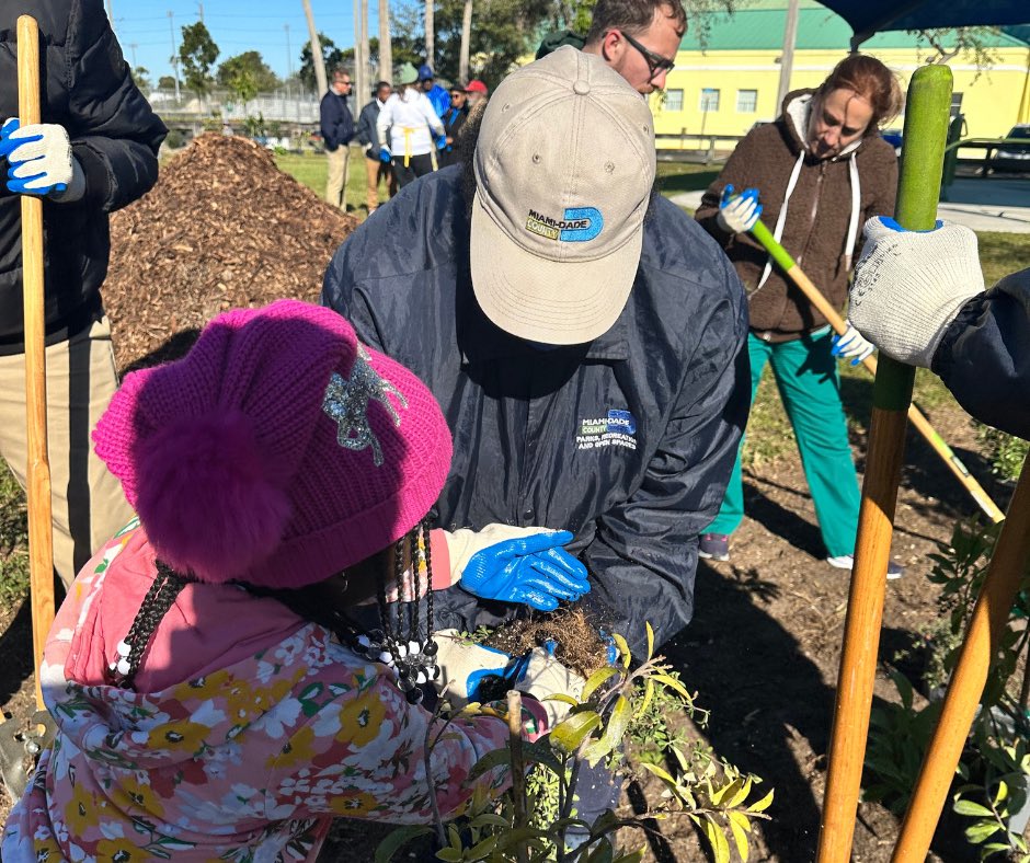 Thank you to our 40+ volunteers, Waterway Advocates, @MiamiUrbanHort and Park staff who joined us on a cold Saturday for our MLK Day of Service! Volunteers installed a herb and vegetable garden 🪴, along with new pollinators around Gwen Cherry Park. #HappyMLKDay