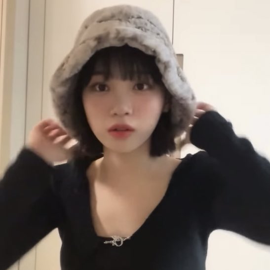 hourchaewon's tweet photo. THE CHAEWON HATS 👒🧢 https://t.co/oCuBFvbzPW
