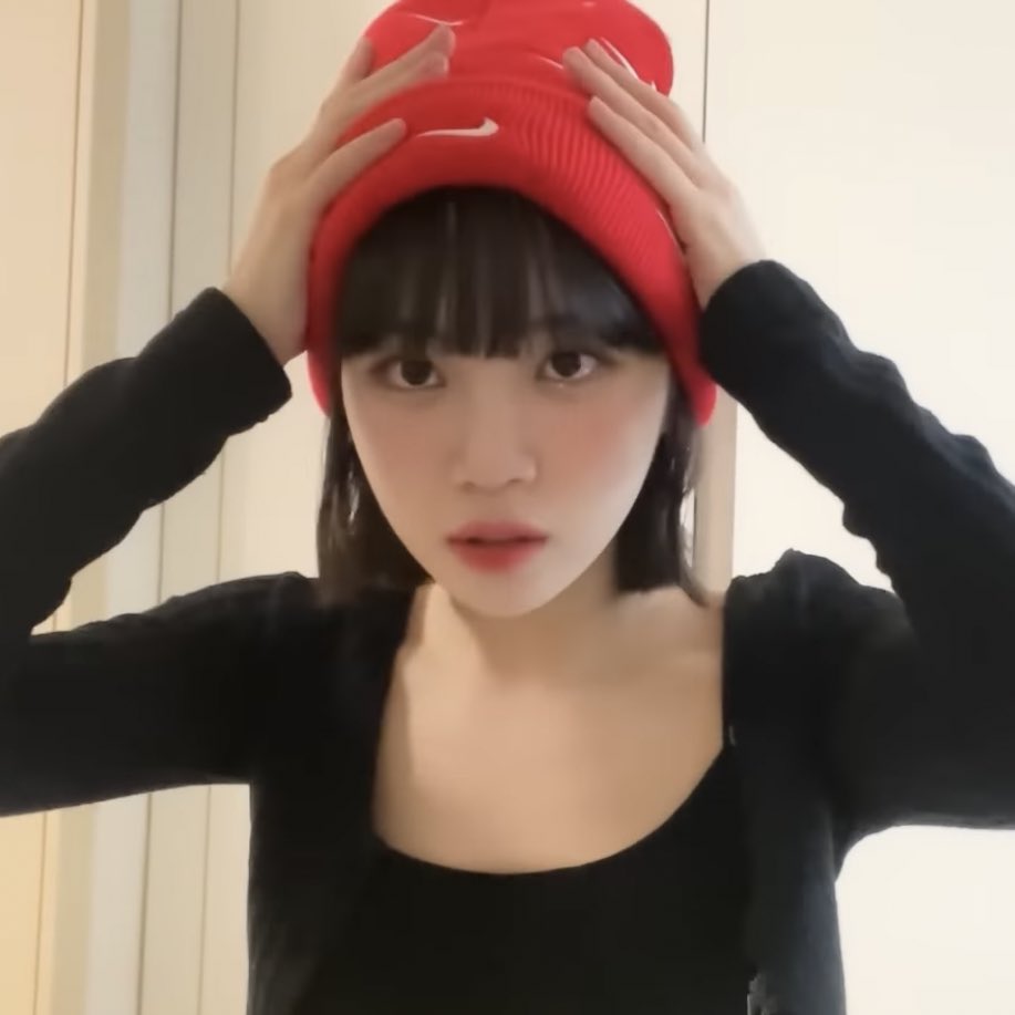 hourchaewon's tweet photo. THE CHAEWON HATS 👒🧢 https://t.co/oCuBFvbzPW