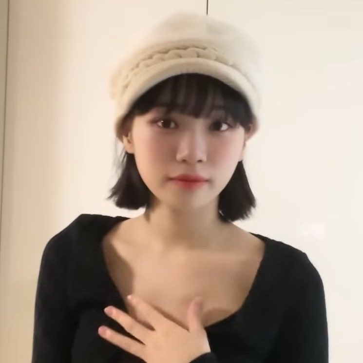 hourchaewon's tweet photo. THE CHAEWON HATS 👒🧢 https://t.co/oCuBFvbzPW