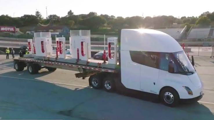 TESLA SEMI TRUCK DELIVERING NEW SUPERCHARGERS!⚡