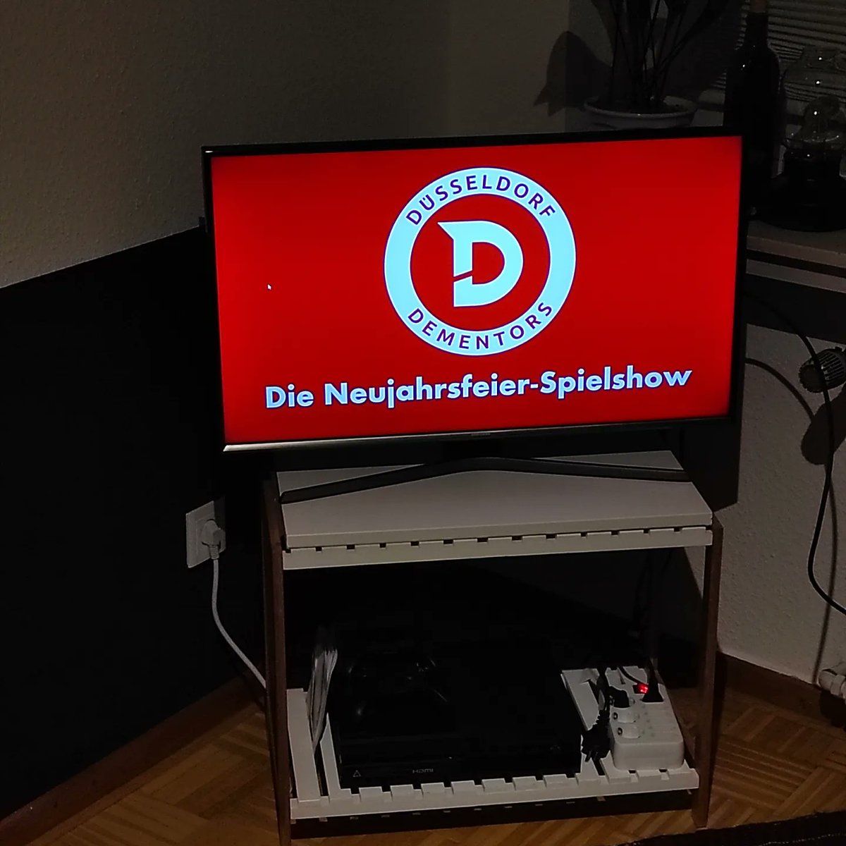 quadball_dus's tweet photo. Weihnachtsfeier kann ja jeder, daher haben wir das Jahr mit einer Neujahrsfeier eingeläutet ☺️ Das Highlight war definitiv die Spielshow "Schlag den Dementor", bei der wir uns in Teams von 3-4 Personen zu verschiedenen Themen battlen konnten 👻 #duesseldorfdementors https://t.co/JiEjyG4uZG