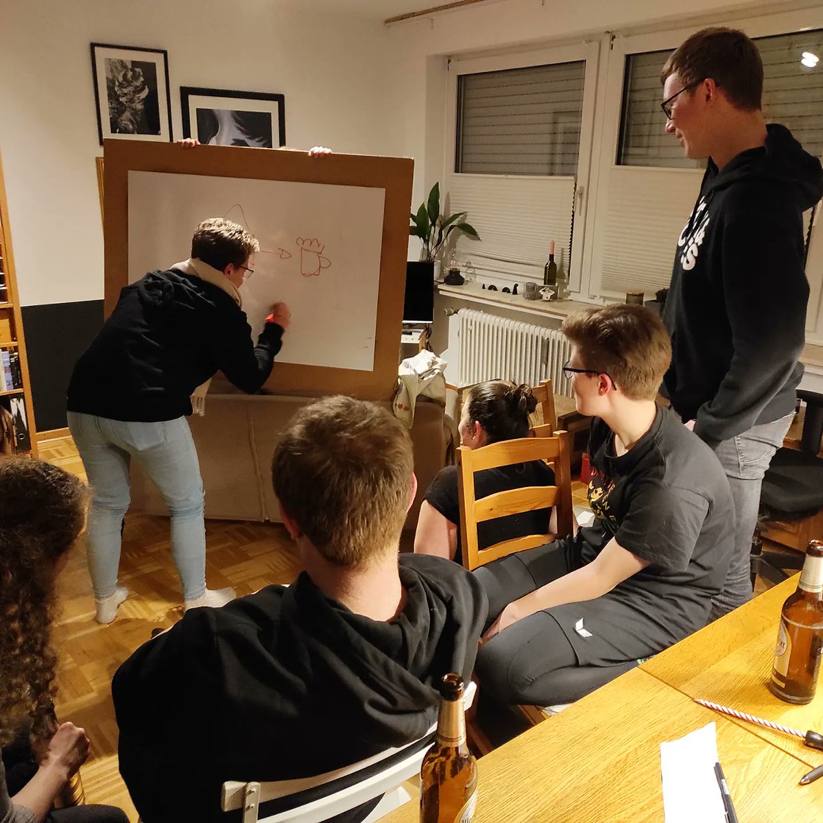 quadball_dus's tweet photo. Weihnachtsfeier kann ja jeder, daher haben wir das Jahr mit einer Neujahrsfeier eingeläutet ☺️ Das Highlight war definitiv die Spielshow "Schlag den Dementor", bei der wir uns in Teams von 3-4 Personen zu verschiedenen Themen battlen konnten 👻 #duesseldorfdementors https://t.co/JiEjyG4uZG