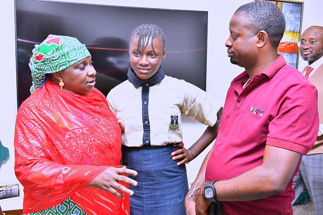 DepGovKaduna's tweet photo. Deputy Governor @DrHadiza today received in her residence, Nasara James Dabo, the 13 year-old JSS 3 student who won the 2023 International Mathematical Olympiad, beating 150 other contestants and scoring 145 points by answering 34 questions in 172 seconds. https://t.co/VgQeBq6HFV