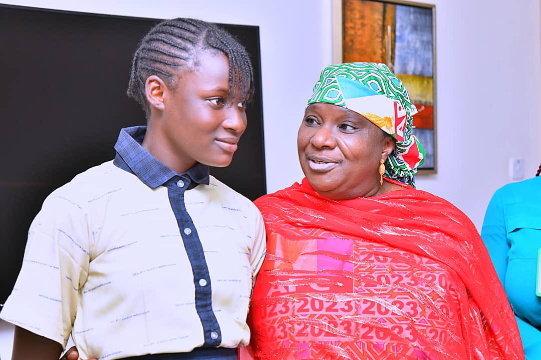 DepGovKaduna's tweet photo. Deputy Governor @DrHadiza today received in her residence, Nasara James Dabo, the 13 year-old JSS 3 student who won the 2023 International Mathematical Olympiad, beating 150 other contestants and scoring 145 points by answering 34 questions in 172 seconds. https://t.co/VgQeBq6HFV